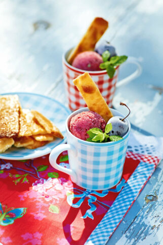 Kirschsorbet mit Mandelstreifen