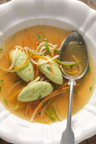 Wurzelgemüsebouillon mit Kräuter-Topfen-Nockerln Wurzelgemüsebouillon mit Kräuter-Topfen-Nockerln