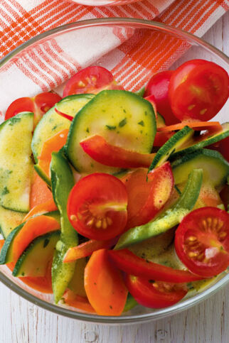 Zucchinisalat mit Möhren und Tomaten Zucchinisalat mit Möhren und Tomaten