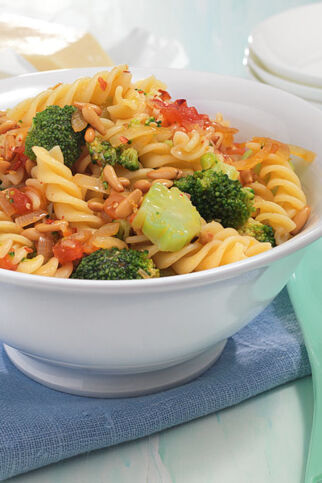 Brokkolinudeln mit Tomaten-Chili-Zwiebeln