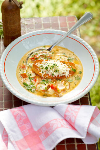 Würzige Steinpilzsuppe mit Brot Würzige Steinpilzsuppe mit Brot