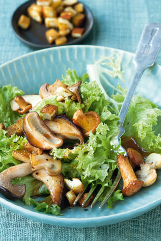 Pilzsalat mit gerösteten Brezeln