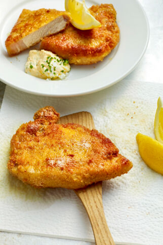 Panierte Schweinekoteletts mit Eiersoß