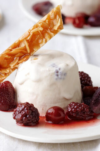 Rumtopf-Parfait mit Mandelkrokant Rumtopf-Parfait mit Mandelkrokant