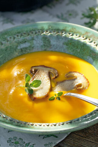 Kürbiscremesuppe mit gebratenen Steinpilzen Kürbiscremesuppe mit gebratenen Steinpilzen