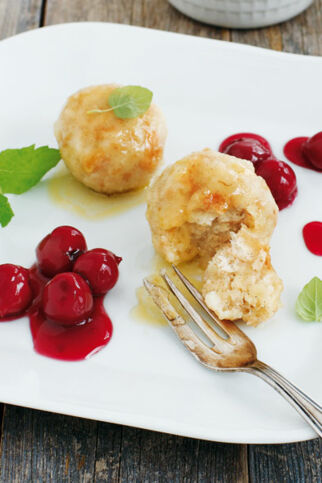 Brotknödel mit Kirschkompott Brotknödel mit Kirschkompott