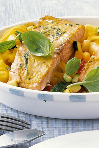 Lachsfilets auf Nudelgratin Lachsfilets auf Nudelgratin