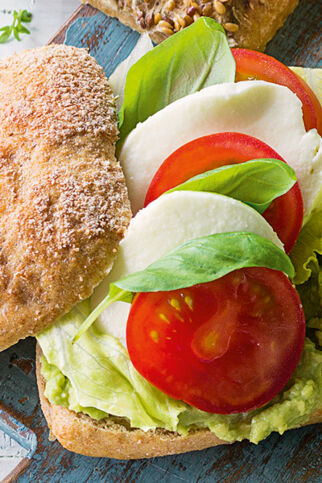 Tomaten-Mozzarella-Brötchen Tomaten-Mozzarella-Brötchen