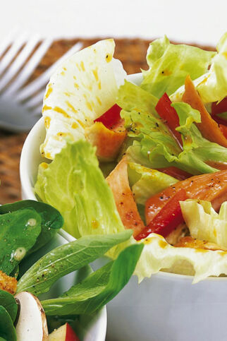 Eisbergsalat mit Paprika und Putenbruststreifen