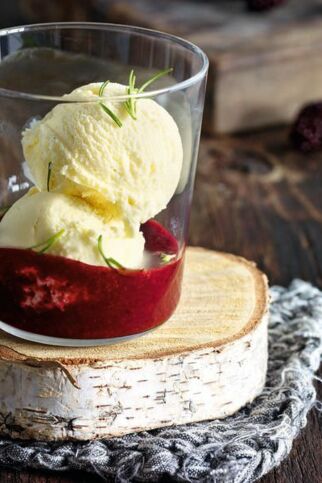 Whisky-Eis mit Brombeerpüree und Rosmarin Whisky-Eis mit Brombeerpüree und Rosmarin