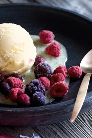 Eierliköreis mit Zitrussauce und Beeren Eierliköreis mit Zitrussauce und Beeren