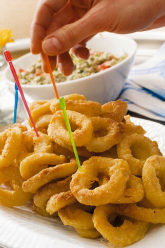 Frittierte Tintenfischringe mit Dip Frittierte Tintenfischringe mit Dip