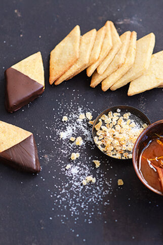 Mürbeteigrauten mit Schokoladenklecks Mürbeteigrauten mit Schokoladenklecks