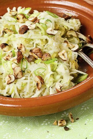 Sauerkraut-Nuss-Rohkost Sauerkraut-Nuss-Rohkost