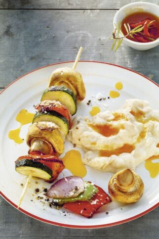 Gebratene Gemüsespieße mit Bohnencreme Gebratene Gemüsespieße mit Bohnencreme