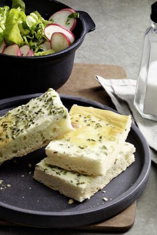 Schnittlauchrahmkuchen mit Kräutersalat