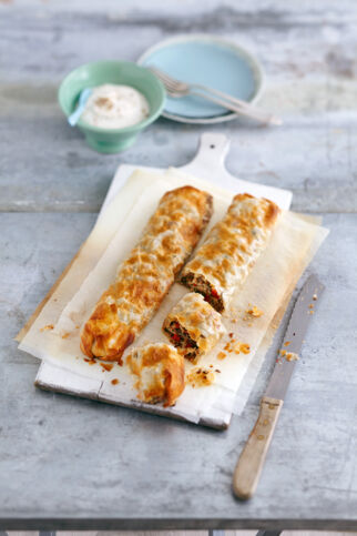 Hackfleischstrudel mit Joghurtsauce Hackfleischstrudel mit Joghurtsauce