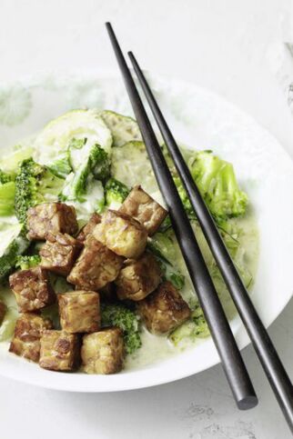 Grünes Gemüse mit Tempeh Grünes Gemüse mit Tempeh