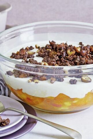 Aprikosen-Dickmilch-Trifle mit Pumpernickel-Crunch Aprikosen-Dickmilch-Trifle mit Pumpernickel-Crunch