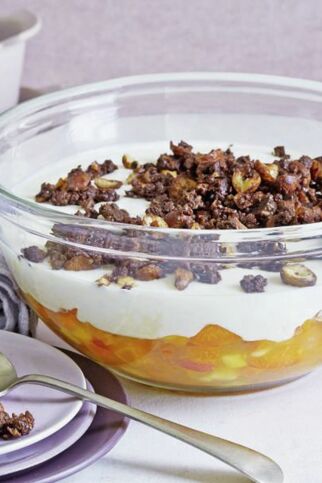Aprikosen-Dickmilch-Trifle mit Pumpernickel-Crunch
