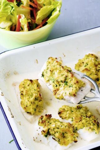 Fischfilet mit Kräuterkruste und italienischem Salat Fischfilet mit Kräuterkruste und italienischem Salat