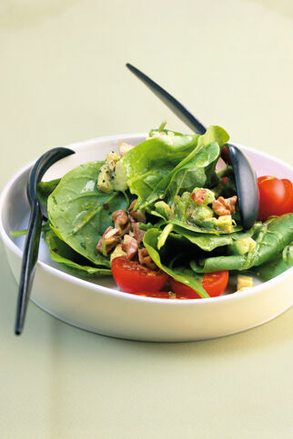 Spinatsalat mit Avocadodressing und Knuspernüssen