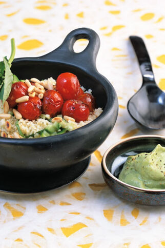 Basilikum-Couscous-Salat mit Schmortomaten und Pinienkernen Basilikum-Couscous-Salat mit Schmortomaten und Pinienkernen