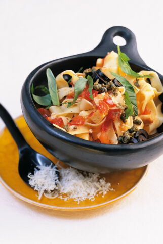 Tagliatelle mit Tofu alla puttanesca Tagliatelle mit Tofu alla puttanesca