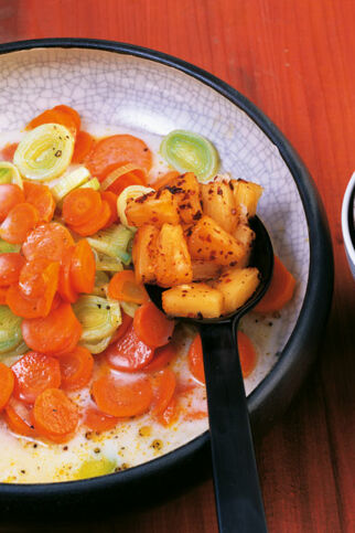 Lauwarmer Möhren-Lauch-Salat mit Chiliananas Lauwarmer Möhren-Lauch-Salat mit Chiliananas