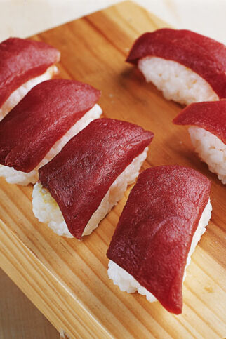 Nigiri mit Tunfisch Nigiri mit Tunfisch