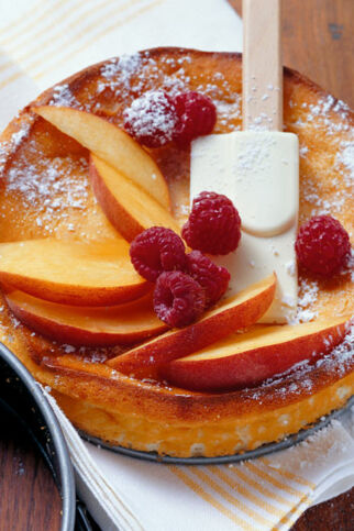 Gebackener Quarkkuchen mit Pfirsich und Himbeeren Gebackener Quarkkuchen mit Pfirsich und Himbeeren
