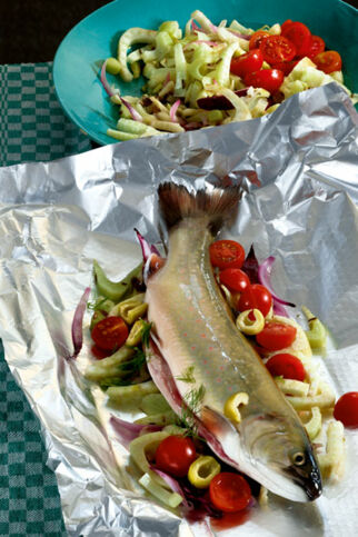 Saibling in Folie auf Tomaten-Fenchel-Gemüse Saibling in Folie auf Tomaten-Fenchel-Gemüse