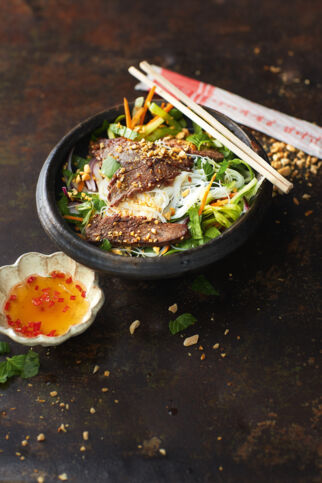 Lauwarmer Salat mit Rindfleisch, Reisnudeln und Thai-Dressing Lauwarmer Salat mit Rindfleisch, Reisnudeln und Thai-Dressing