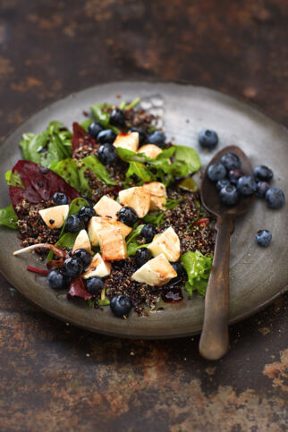 Quinoa-Heidelbeer-Salat mit Cassis-Vinaigrette Quinoa-Heidelbeer-Salat mit Cassis-Vinaigrette