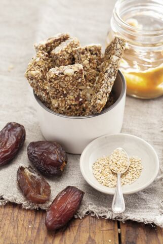 Müsliriegel mit Datteln und Sesam Müsliriegel mit Datteln und Sesam