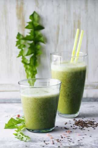 Spring Detox II  mit Leinsamen und grünen Blättern