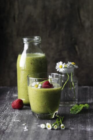 Wellness-Smoothie mit Blättern und Gänseblümchen Wellness-Smoothie mit Blättern und Gänseblümchen