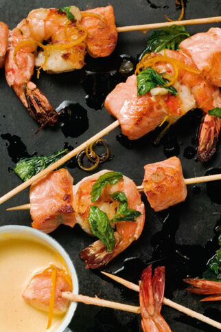 Lachs-Garnelen-Spiesse mit Orangen-Sabayon Lachs-Garnelen-Spiesse mit Orangen-Sabayon