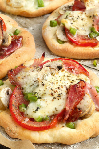 Mini-Pizzen mit Salami und Schinken Mini-Pizzen mit Salami und Schinken