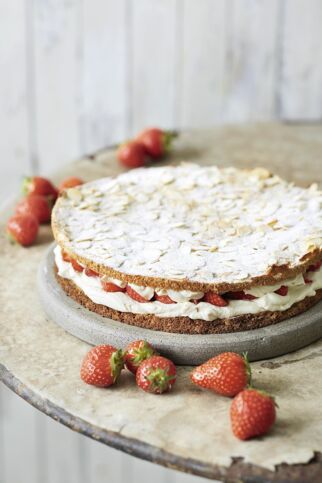 Erdbeer-Mandel-Torte mit feiner Sahne-Füllung