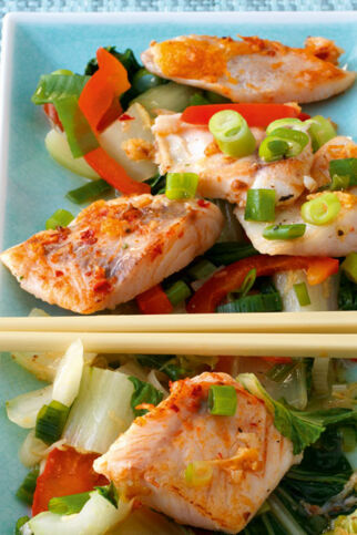 Asiatische Fischpfanne mit Viktoriabarsch und Pak Soi Asiatische Fischpfanne mit Viktoriabarsch und Pak Soi