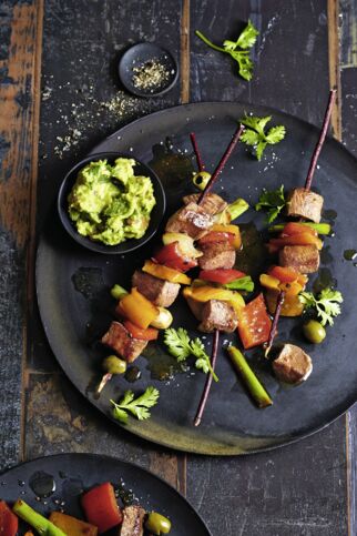 Lamm-Paprika-Spieße mit Avocado-Koriander-Creme Lamm-Paprika-Spieße mit Avocado-Koriander-Creme