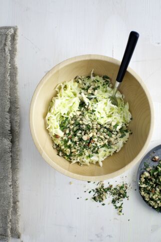Spitzkohl-Nuss-Salat Spitzkohl-Nuss-Salat