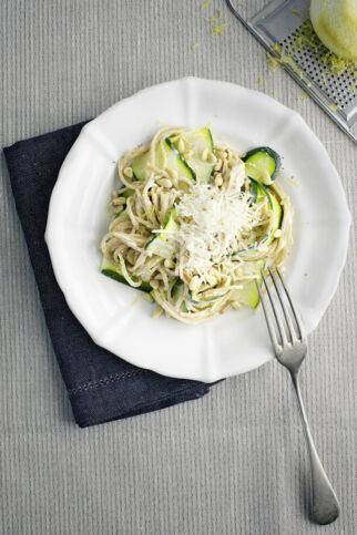 Zucchinispaghetti mit Pinienkernen und Zitronensahne Zucchinispaghetti mit Pinienkernen und Zitronensahne