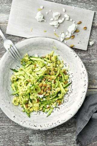 Zucchini-Spaghetti mit Avocado und Feta