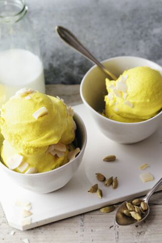 »Goldene Milch«-Eis mit Kokos »Goldene Milch«-Eis mit Kokos