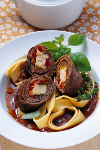 Rinderrouladen mit Paprika und Schafkäse Rinderrouladen mit Paprika und Schafkäse