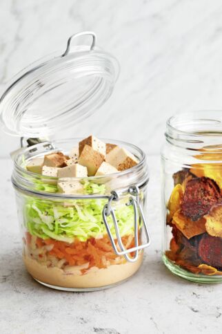 Coleslaw mit Gemüsechips Coleslaw mit Gemüsechips