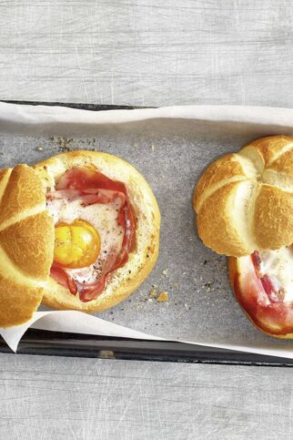 Ei im Brötchen gebacken Ei im Brötchen gebacken