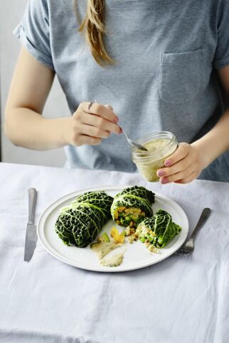 Wirsing-Wraps mit Kürbis-Hirse-Füllung Wirsing-Wraps mit Kürbis-Hirse-Füllung